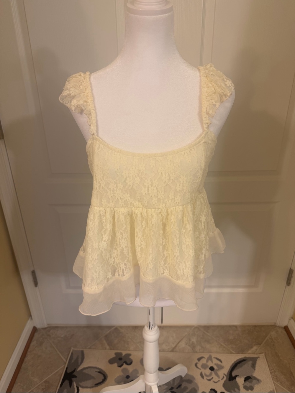 American Eagle Outfitters Cream Lace Tiered sleeveless top New with tags